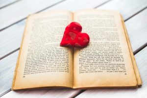 Livre-ouvert-et-coeur